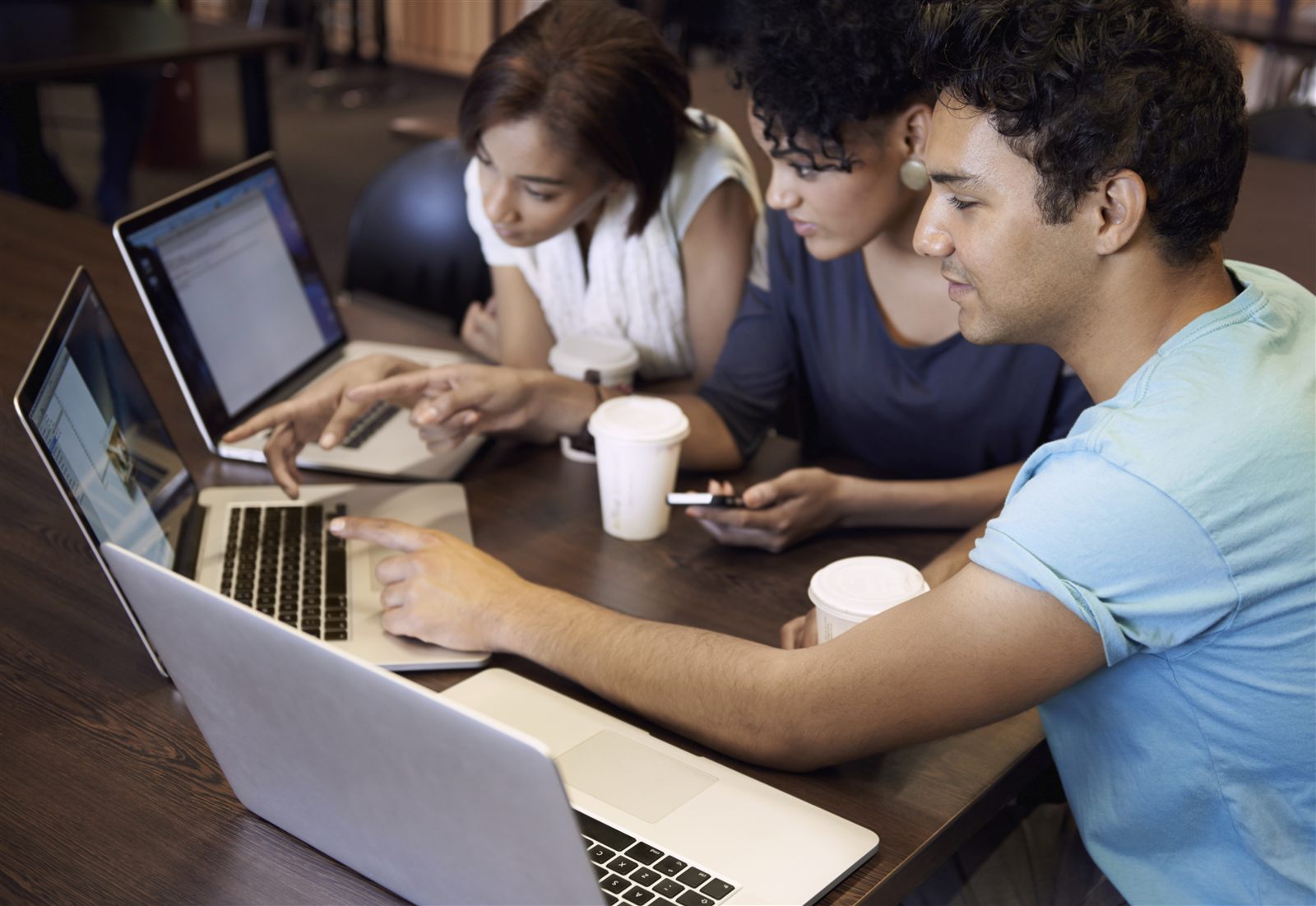 Travail collaboratif sur ordinateurs